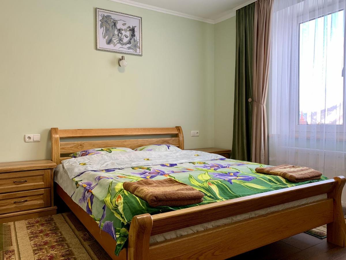 Underhills House Apartment Yaremche Bagian luar foto