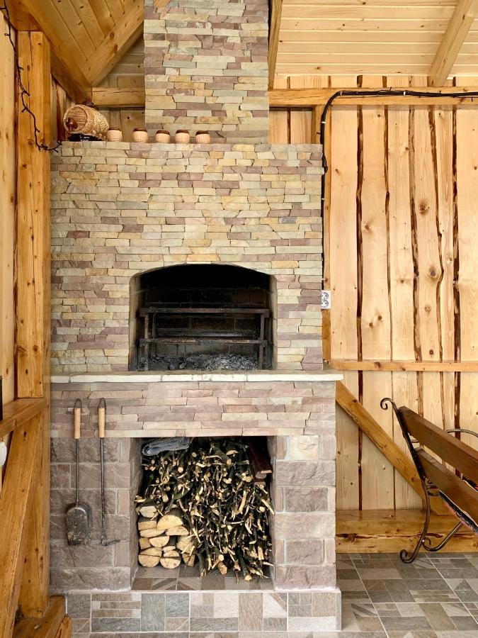 Underhills House Apartment Yaremche Bagian luar foto