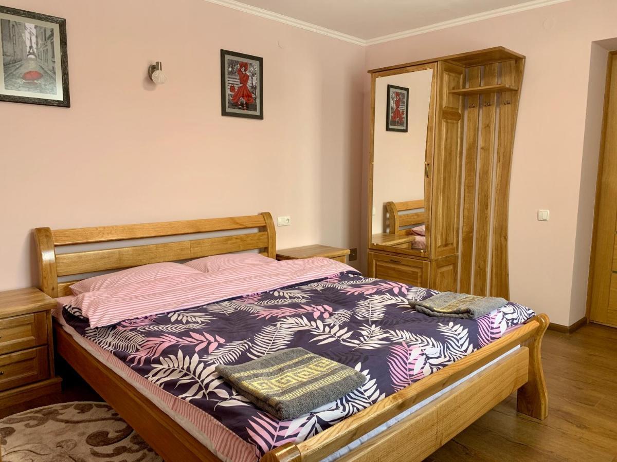 Underhills House Apartment Yaremche Bagian luar foto