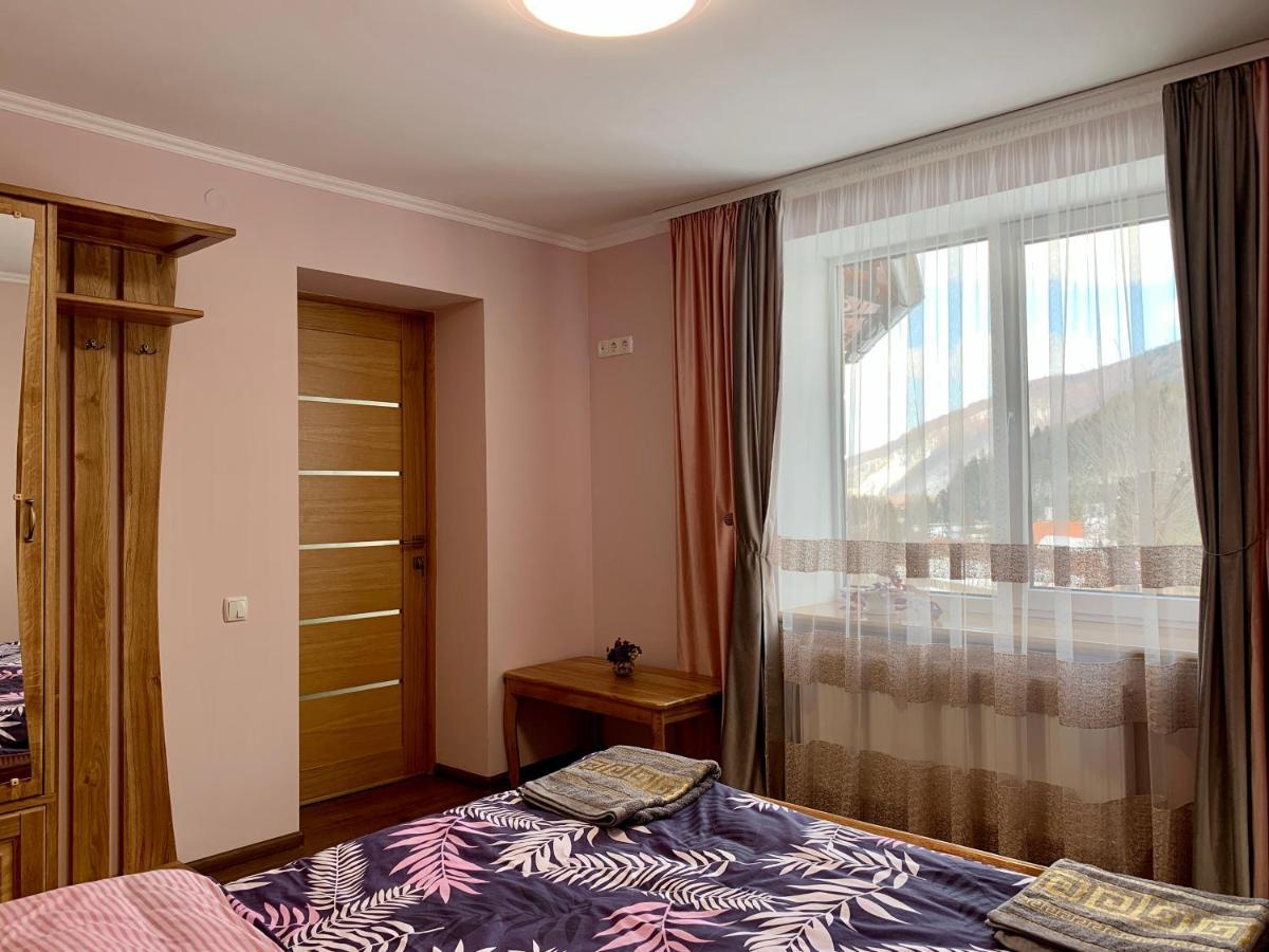Underhills House Apartment Yaremche Bagian luar foto