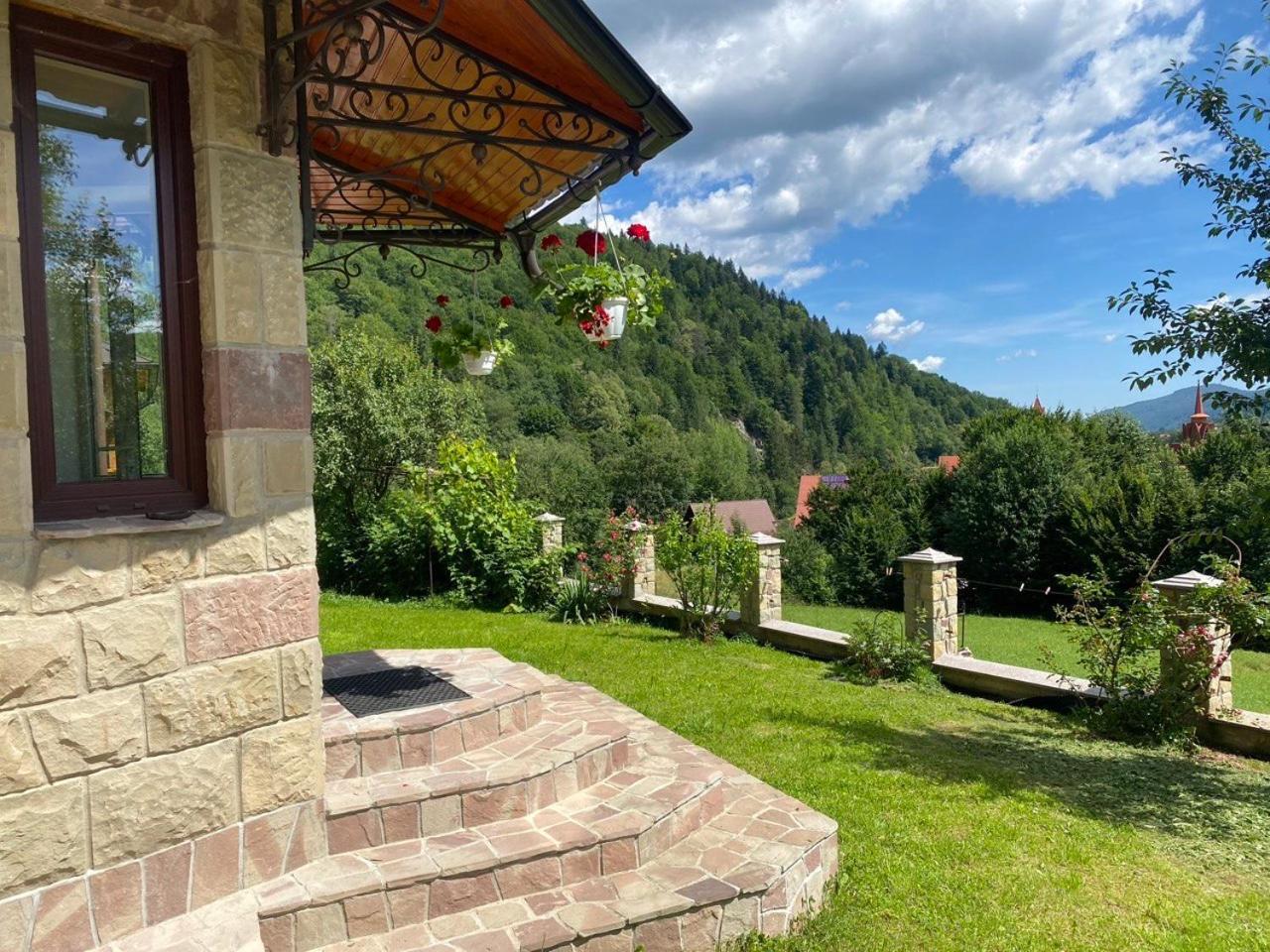 Underhills House Apartment Yaremche Bagian luar foto